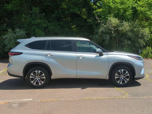 Used 2024 Toyota Highlander XLE AWD/4WD image 3