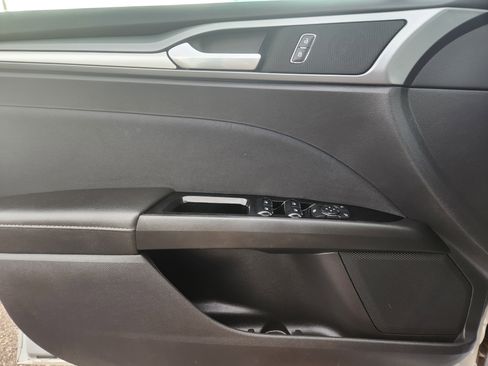 Used 2016 Ford Fusion SE image 12