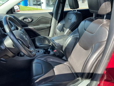Used 2019 Jeep Cherokee Latitude Plus w/ Cold Weather Group AWD/4WD image 10