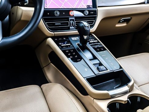 Used 2023 Porsche Macan image 6