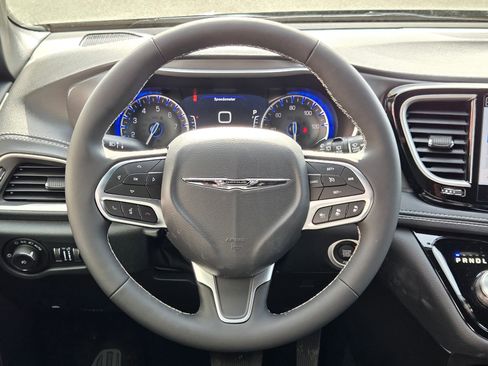 New 2026 Chrysler Pacifica Select image 18