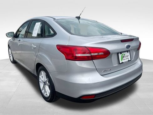 Used 2016 Ford Focus SE w/ SE Power Seat Package FWD image 6