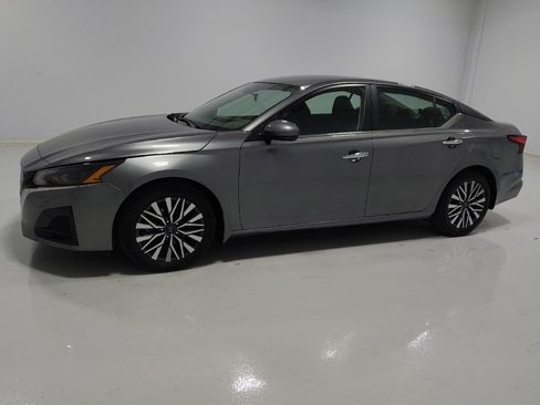 Used 2023 Nissan Altima 2.5 SV image 2