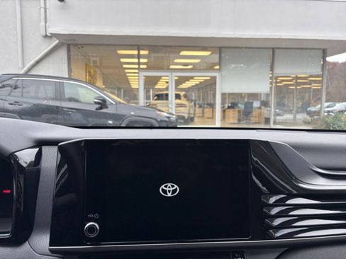 Used 2025 Toyota Camry LE image 21