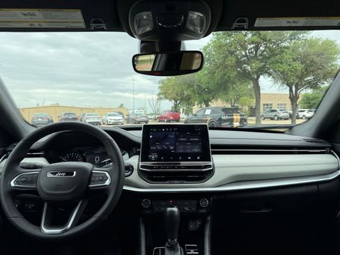 Used 2025 Jeep Compass Limited image 33