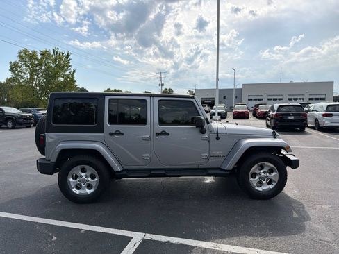 Used 2014 Jeep Wrangler Unlimited Sahara w/ Dual Top Group AWD/4WD image 8