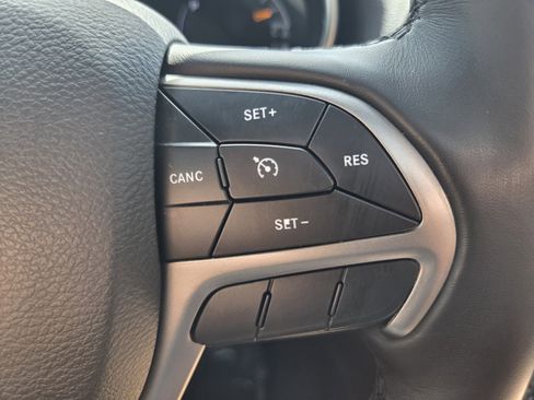Used 2019 Jeep Grand Cherokee Altitude AWD/4WD image 28