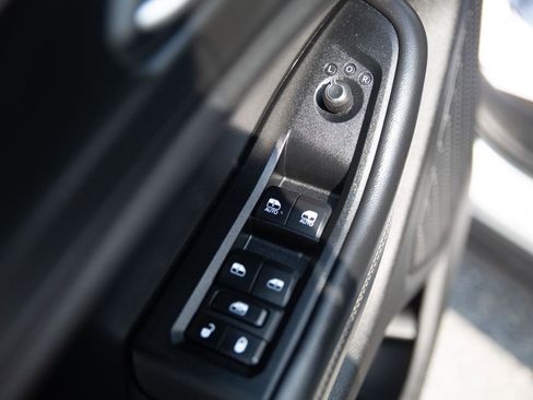 Used 2023 Jeep Grand Cherokee Laredo image 4