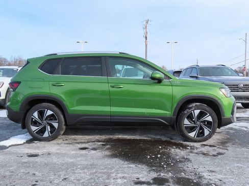 New 2026 Volkswagen Taos SE image 2