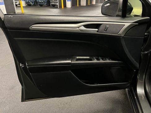 Used 2020 Ford Fusion SE FWD image 15