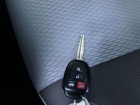 Used 2019 Toyota Corolla LE image 31