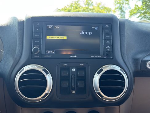 Used 2017 Jeep Wrangler Unlimited Sahara w/ Connectivity Group AWD/4WD image 20