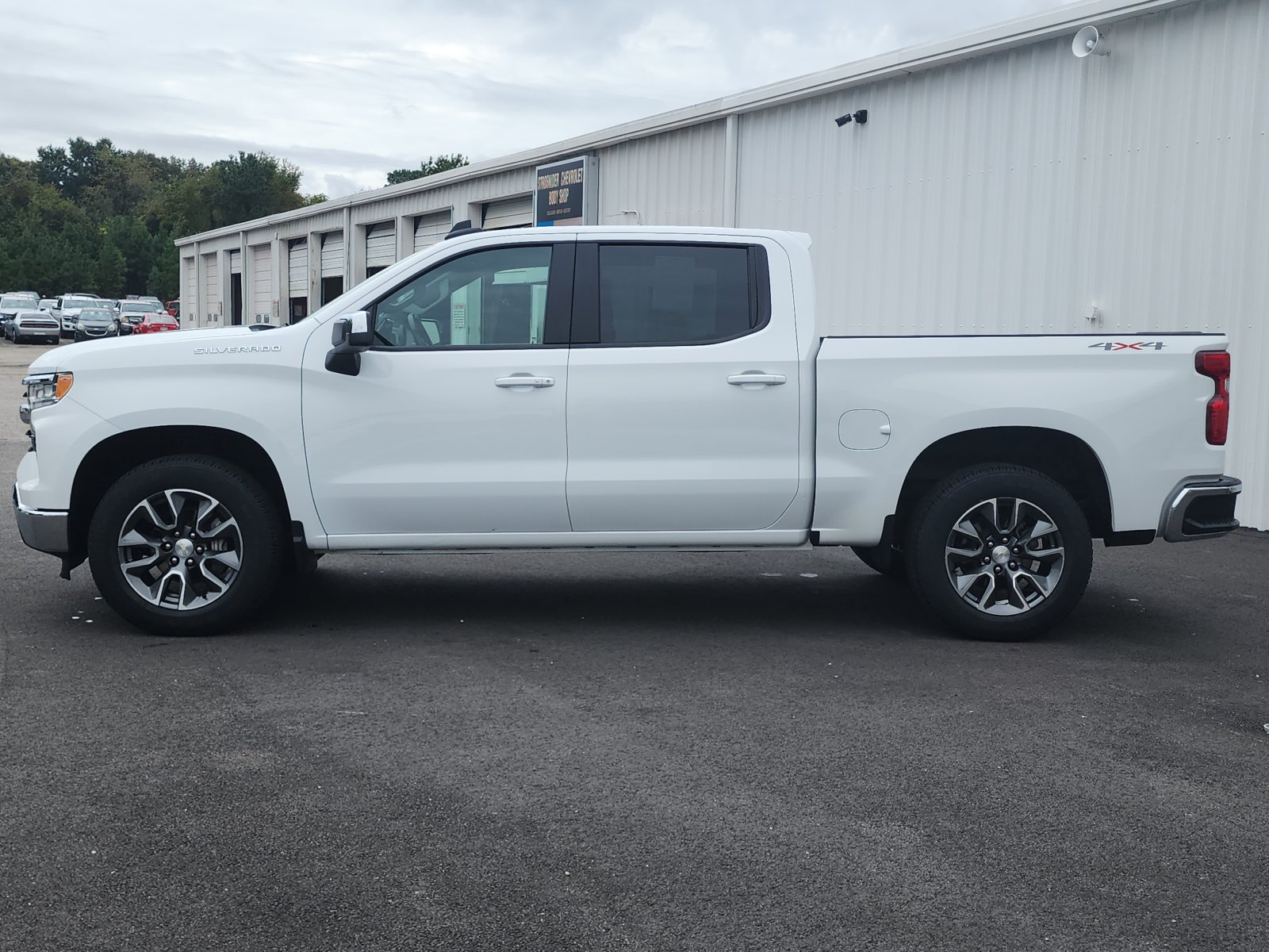 Used 2023 Chevrolet Silverado 1500 LT AWD/4WD image 2