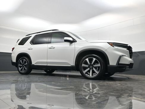 Certified 2025 Honda Pilot Touring image 31