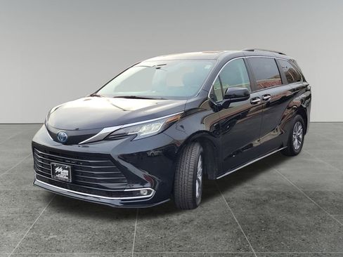 Certified 2023 Toyota Sienna XLE image 3
