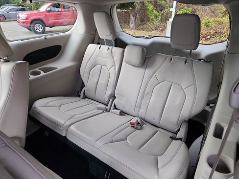 Used 2018 Chrysler Pacifica Touring-L image 11