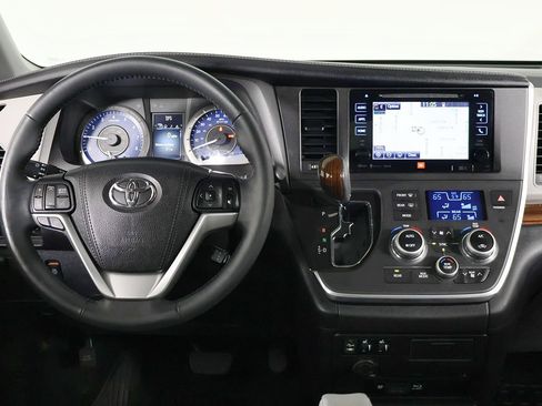 Used 2017 Toyota Sienna AWD image 27