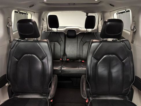 Used 2019 Chrysler Pacifica Limited FWD image 32