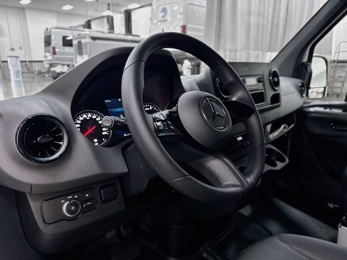 Used 2025 Mercedes-Benz Sprinter 2500 image 10
