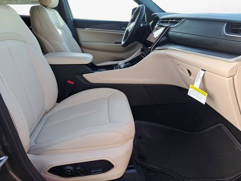 New 2025 Jeep Grand Cherokee Limited image 24