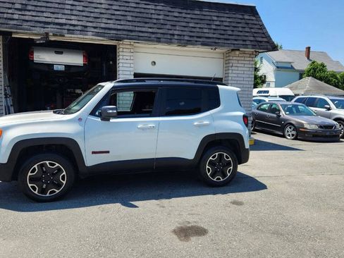 Used 2016 Jeep Renegade Trailhawk w/ Premium Trailhawk Package AWD/4WD image 5