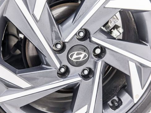 Used 2025 Hyundai Elantra Limited image 40