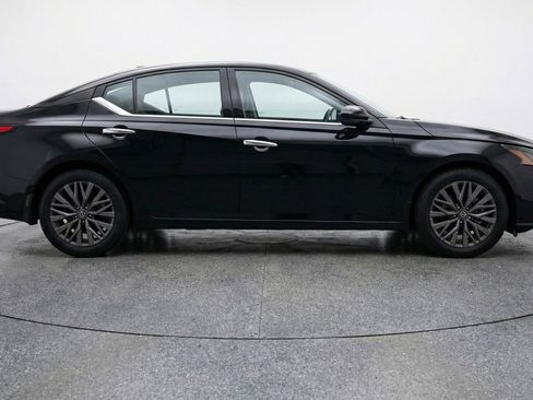 Used 2025 Nissan Altima 2.5 SV image 11