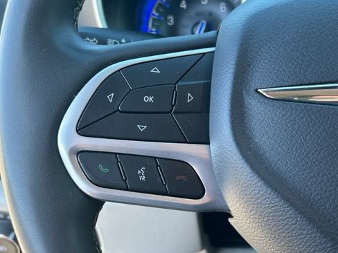 Used 2023 Chrysler Pacifica Touring-L FWD image 19