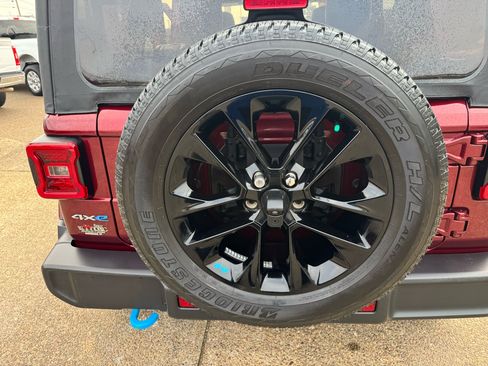 Used 2022 Jeep Wrangler Unlimited Sahara w/ Cold Weather Group image 38