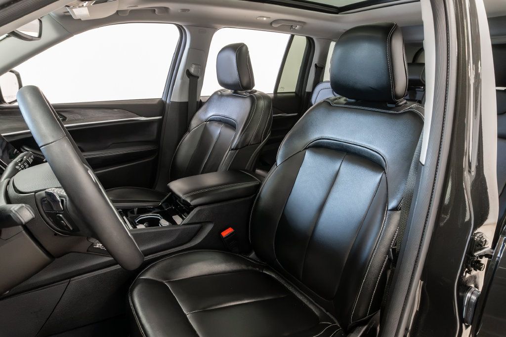 Used 2023 Jeep Grand Cherokee Limited AWD/4WD image 10