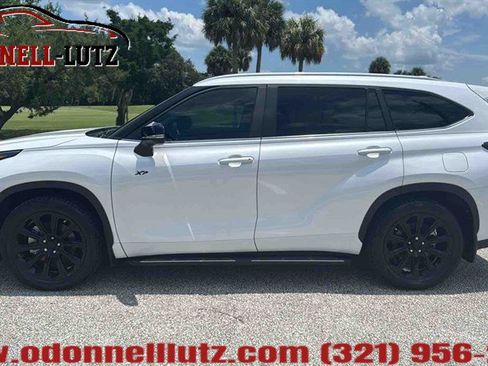 Used 2024 Toyota Highlander XLE FWD image 3