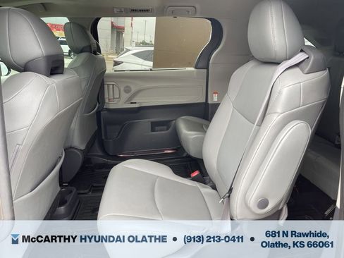 Used 2021 Toyota Sienna XLE w/ XLE Plus Package FWD image 5