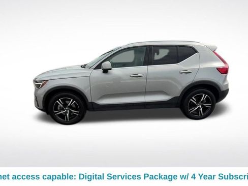Used 2025 Volvo XC40 B5 Core image 3