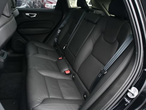 Used 2025 Volvo XC60 B5 Plus image 19