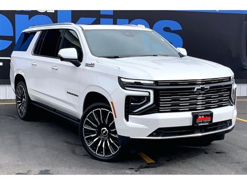 Used 2025 Chevrolet Suburban High Country AWD/4WD image 2
