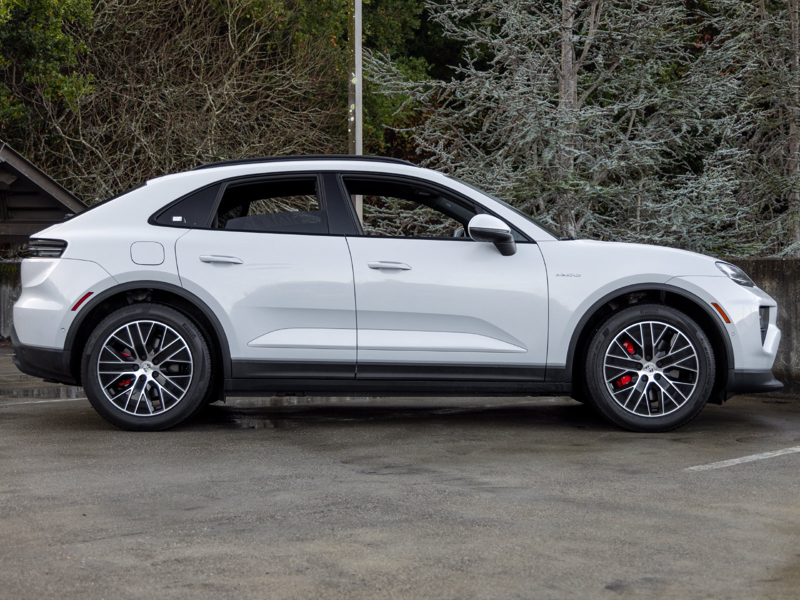 Certified 2025 Porsche Macan 4S Electric AWD/4WD image 12