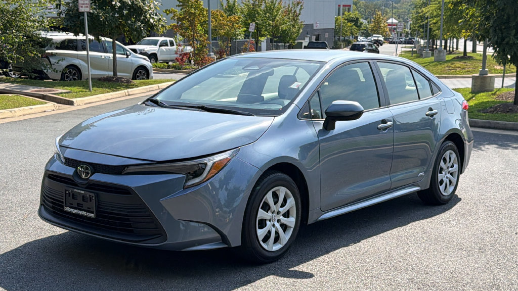 Used 2026 Toyota Corolla LE AWD/4WD image 2