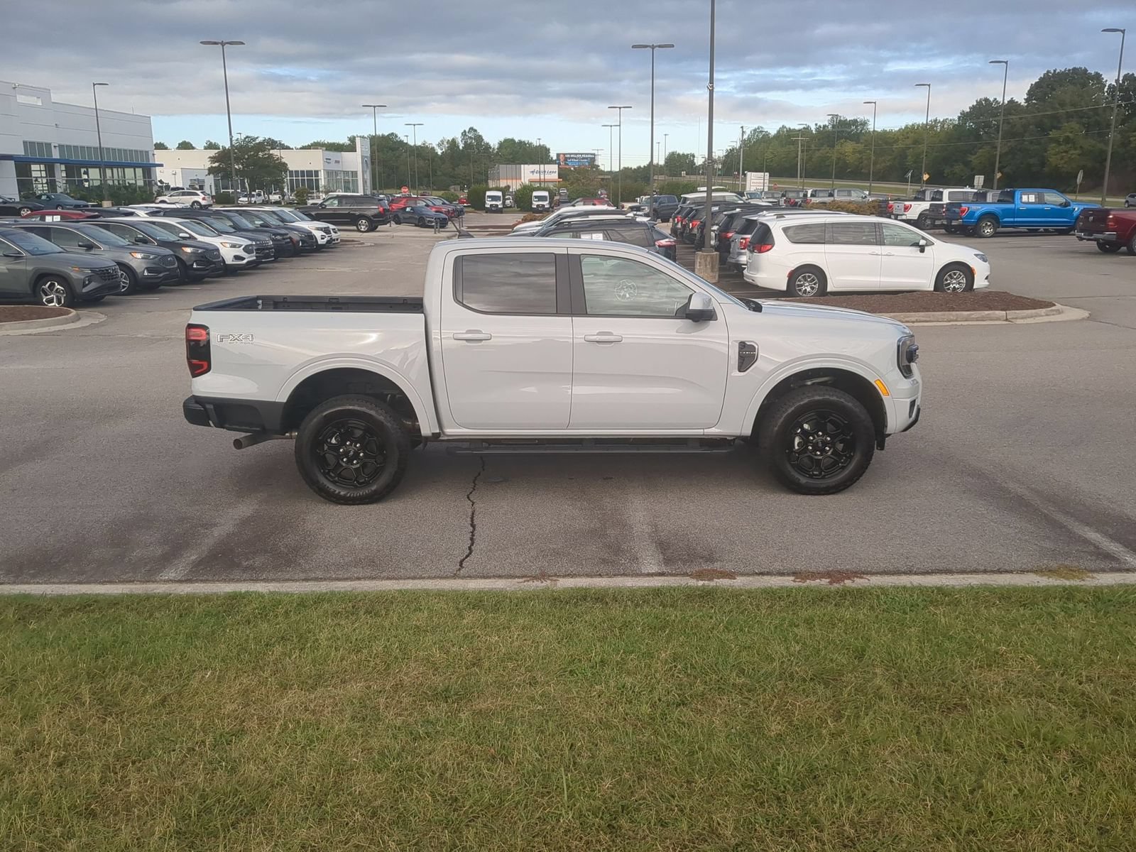 Used 2026 Ford Ranger Lariat w/ FX4 Off-Road Package AWD/4WD image 2