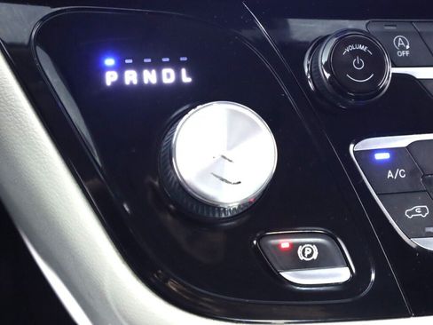 Used 2021 Chrysler Pacifica Touring-L FWD image 23