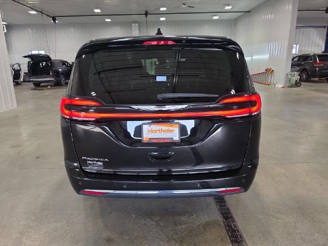 Used 2024 Chrysler Pacifica Touring-L FWD image 7