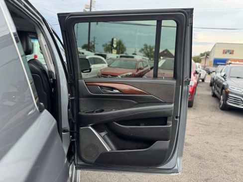 Used 2018 Cadillac Escalade ESV Luxury image 28