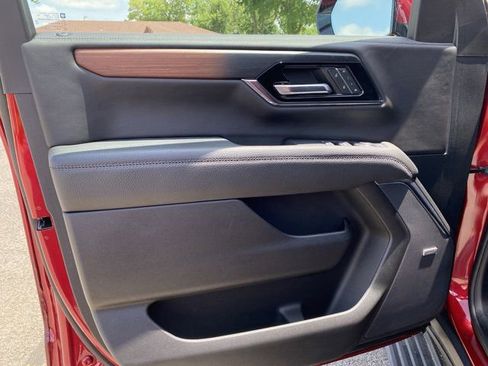 Used 2025 GMC Yukon Denali w/ Sun & Power Step Package AWD/4WD image 18
