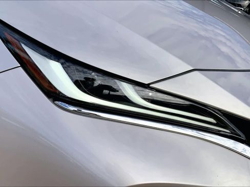 Used 2023 Toyota Venza XLE image 27