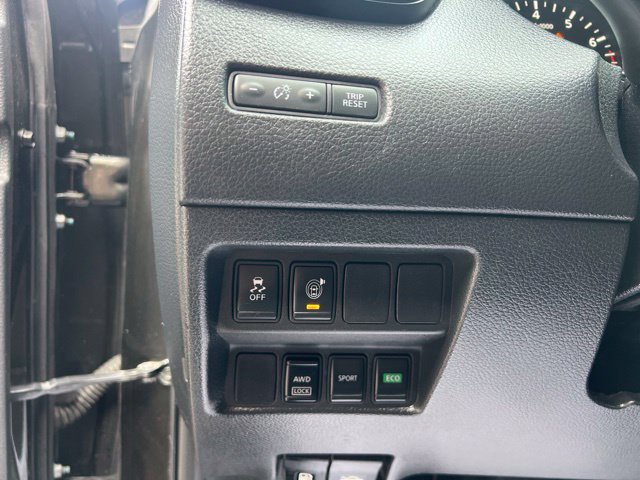 Used 2017 Nissan Rogue SV AWD/4WD image 23