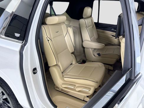 Used 2024 Cadillac Escalade ESV Premium Luxury w/ Performance Package AWD/4WD image 31