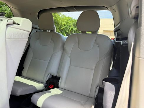 Used 2021 Volvo XC90 T5 Momentum w/ Protection Package Premier FWD image 12