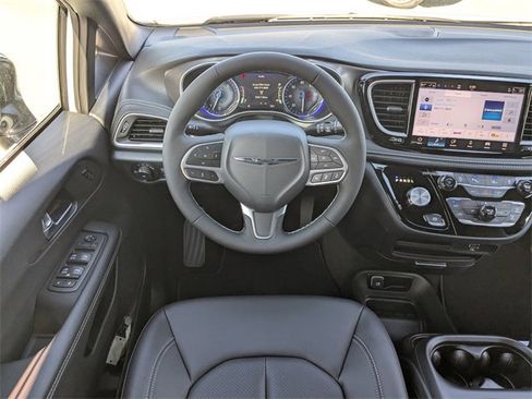 New 2026 Chrysler Pacifica Select image 16