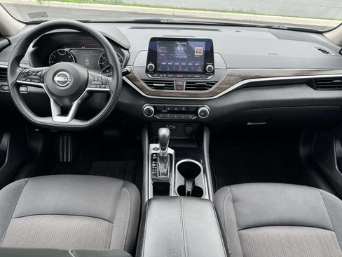 Used 2024 Nissan Altima 2.5 SV FWD image 2