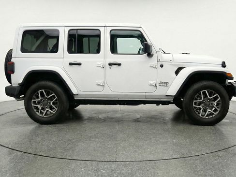 Used 2025 Jeep Wrangler Sahara image 11