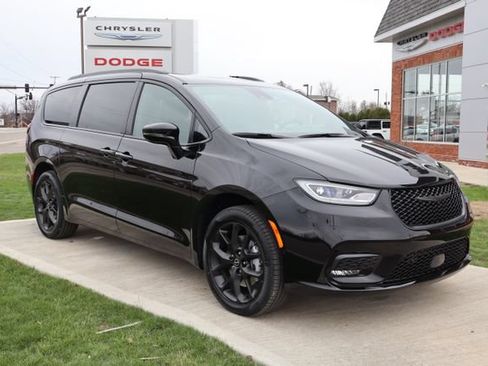 New 2026 Chrysler Pacifica Limited w/ S Appearance Package AWD/4WD image 4